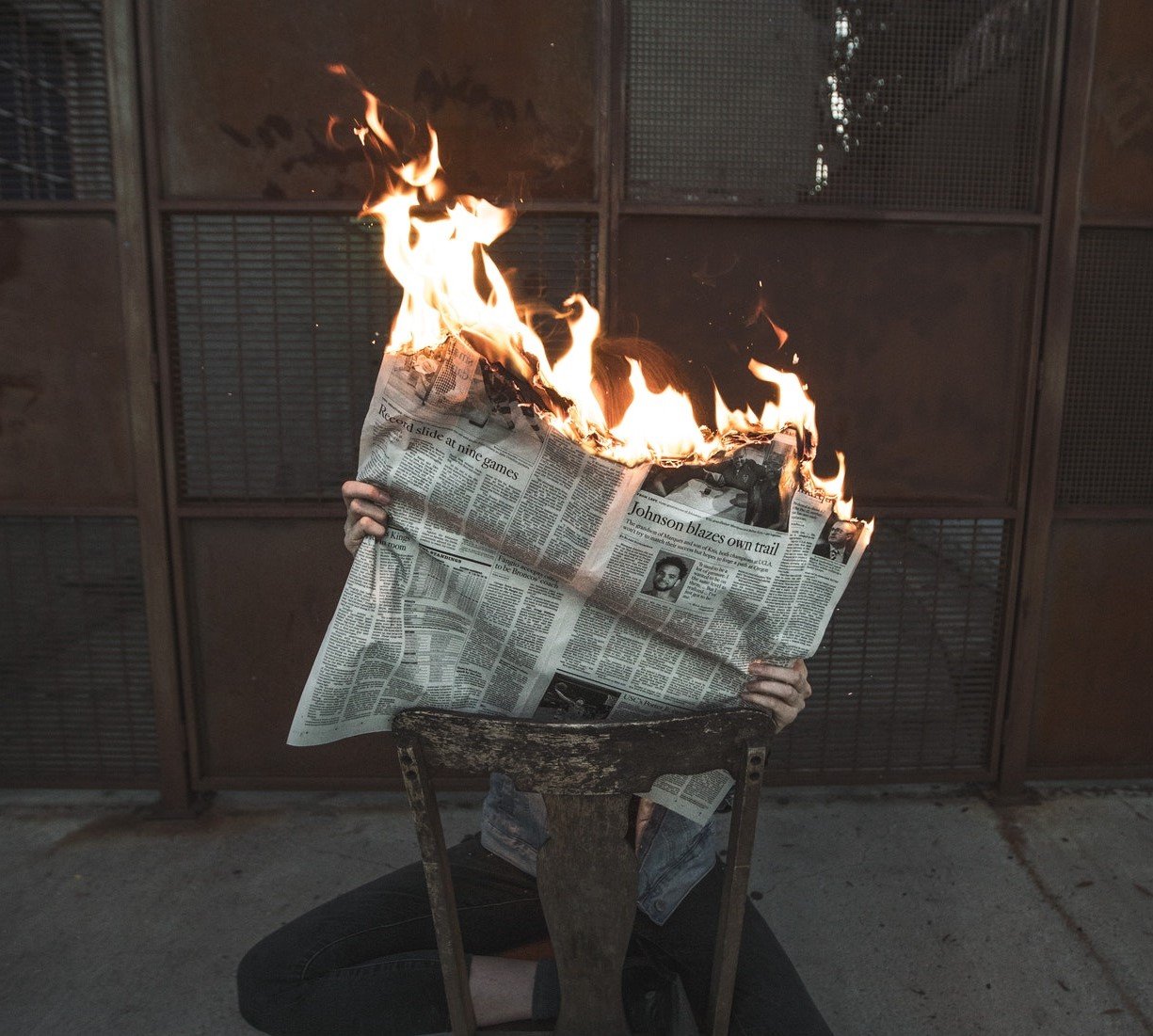 Фото с книгой горящей в руках