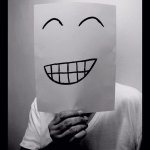 С грустной улыбкой на лице